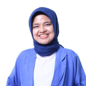 Gambar Luluk seorang mentor beasiswa atau scholarship mentor yang mengenakan jilbab dan blazer biru
