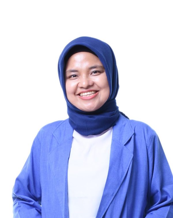 Gambar Luluk seorang mentor beasiswa atau scholarship mentor yang mengenakan jilbab dan blazer biru
