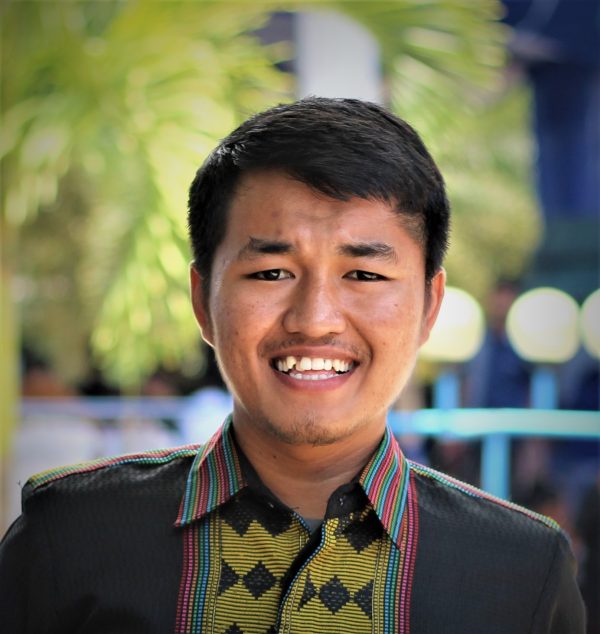 Gambar Legi Okta Putra sebagai professional nutritionist untuk mentoring fresh graduate peternakan dengan ekspresi tersenyum